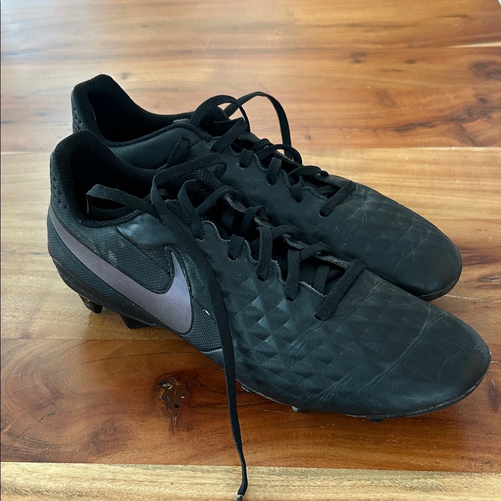 Nike Tiempo outdoor soccer shoes AT5292-010 size 8.5 women’s or 7 Men’s Euro 40